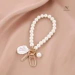Porte-clés femme élégant avec breloque nacre et doré