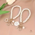 Porte-clés féminin orné d'un pendentif nacre
