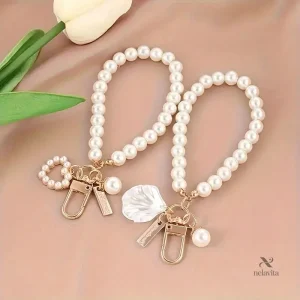 Porte-clés féminin orné d'un pendentif nacre