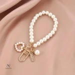 Porte-clés tendance avec breloque nacre élégante