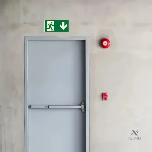 Porte de sortie de secours avec barre anti-panic