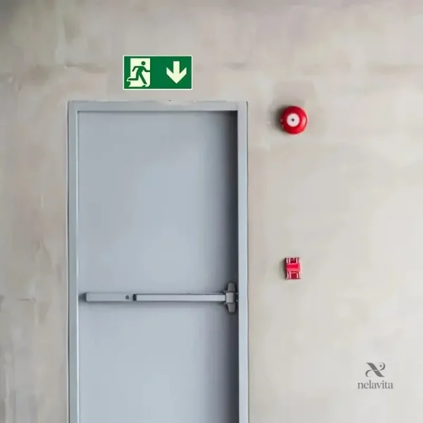 Porte de sortie de secours avec barre anti-panic