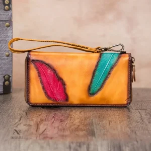 Portefeuille femme cuir vert – Design artistique avec plumes colorées