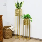 Pots de fleurs dorés sur pieds pour décoration intérieure moderne