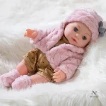 Bébé réaliste 30 cm, jouet avec tétine et tenue d’hiver
