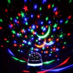 Projection d'étoiles et de motifs sur les murs