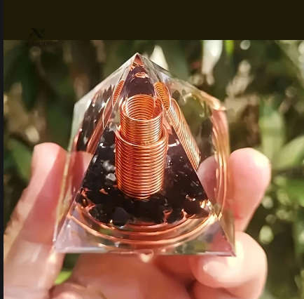 pyramide-orgonite-en-cuivre-et-resine-energie-protectrice-i2vj30-1 Pyramide Orgonite en cuivre – Énergie protectrice spirituelle