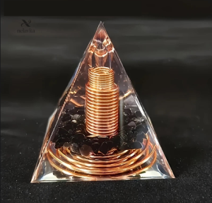 Décoration en résine et cuivre, pyramide orgonite unique