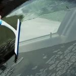Accessoire de déneigement pour pare-brise et vitres