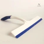 Outil pratique pour enlever l'eau et la neige sur voiture