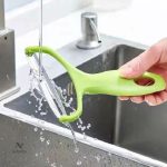 Ustensile de cuisine pour éplucher et râper facilement