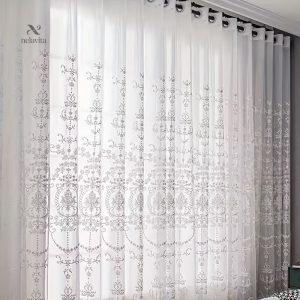 Habillage de fenêtre avec motif floral