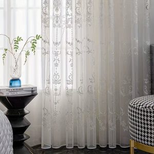 Rideau brodé avec œillets décoratifs