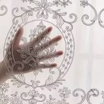 Rideau à œillets avec broderie colorée