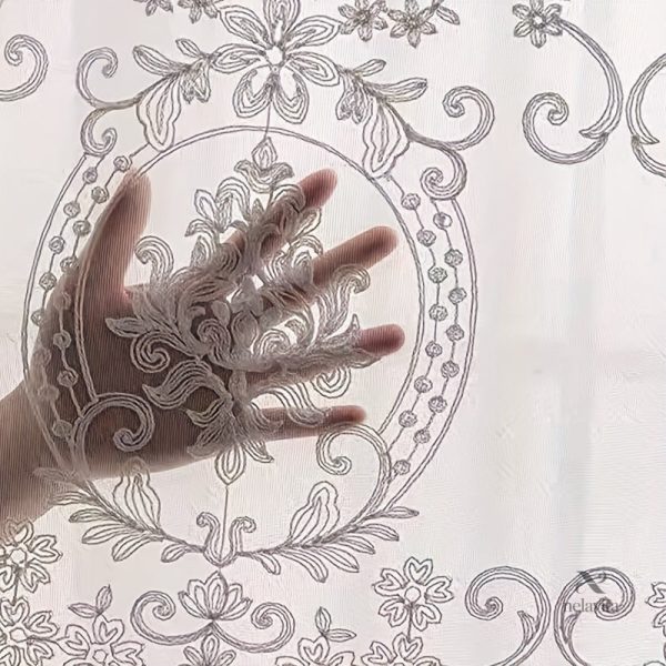 Rideau à œillets avec broderie colorée