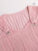 Robe courte unie avec design ondulé
