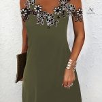 Mode féminine, robe à décolleté floral