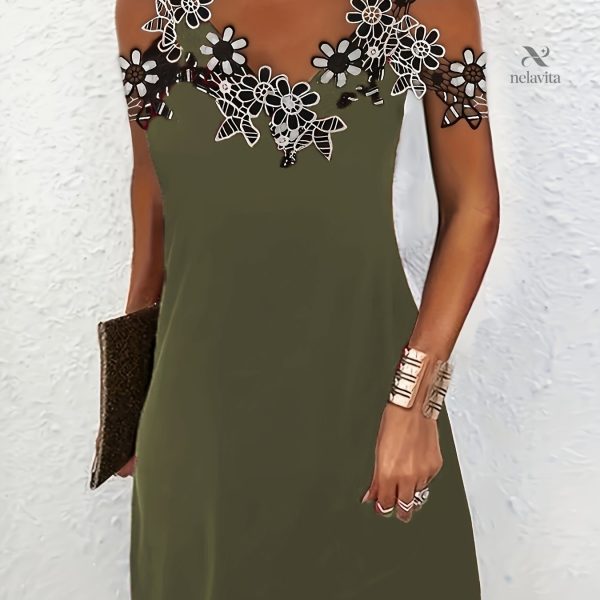 Mode féminine, robe à décolleté floral