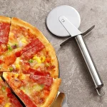 Lame tranchante pour couper facilement pizzas et tartes