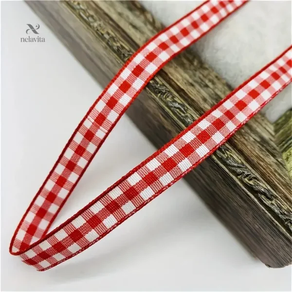 ruban-a-carreaux-rouge-et-vert-decoration-festive-pour-em-om5qn4-1