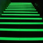 Ruban antidérapant lumineux pour prévenir les chutes