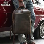 Accessoire vintage en cuir marron pour un style élégant