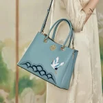 Accessoire féminin : sac à main bleu avec détails raffinés