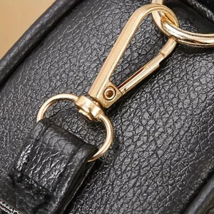 Sac bandoulière noir avec finition dorée raffinée