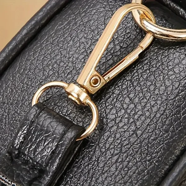 Sac bandoulière noir avec finition dorée raffinée