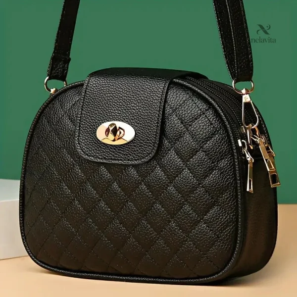 Sac noir à fermoir doré, parfait pour un look élégant