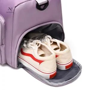 Sac de sport violet, pratique avec plusieurs poches de rangement