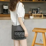 Sac noir avec chaîne, idéal pour un style sophistiqué