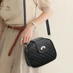 Sac épaule femme noir matelassé avec fermoir doré