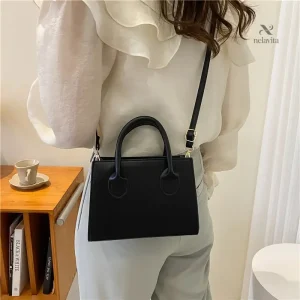 Sac porté épaule noir minimaliste pour femme avec bandoulière réglable