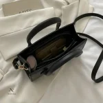 Sac épaule femme avec design épuré et bandoulière ajustable