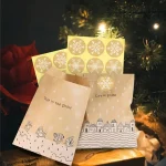 Cadeaux de Noël : sachets en papier avec étiquettes personnalisées