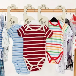Accessoires de chambre bébé : séparateurs en bois pratiques