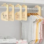 Vêtements de bébé bien rangés avec ces séparateurs en bois