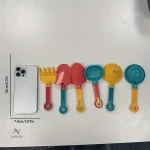 Jouets d'eau et sable, seau, pelle et râteau inclus