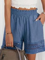 Short taille haute avec poches diagonales et finition en dentelle