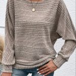 Pull basique avec coupe moderne, essentiel du dressing