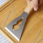 Accessoire polyvalent pour grattage et serrage en peinture
