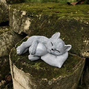 Souvenir tendre pour animal perdu, statue de chat endormi