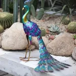 Paon coloré en métal, pièce artistique pour le jardin