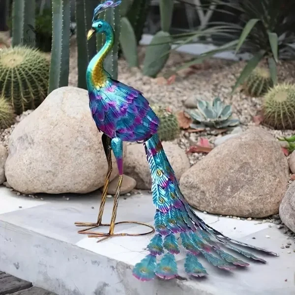 Paon coloré en métal, pièce artistique pour le jardin