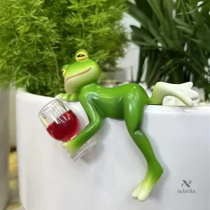 Statuette grenouille décorative avec verre de vin