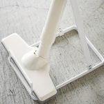 Accessoire de rangement pour aspirateurs balais modernes