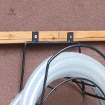Rangement pratique pour tuyaux d'arrosage en extérieur