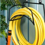 Support extérieur pour tuyau d'arrosage, design compact