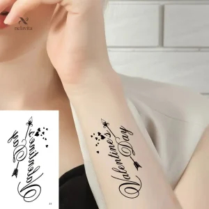 Motifs floraux délicats en tatouages éphémères